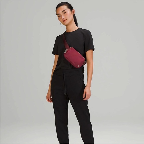 lululemon athletica everywhere belt bag red Merlot 1L